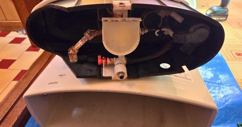 取り外した樹脂タンク