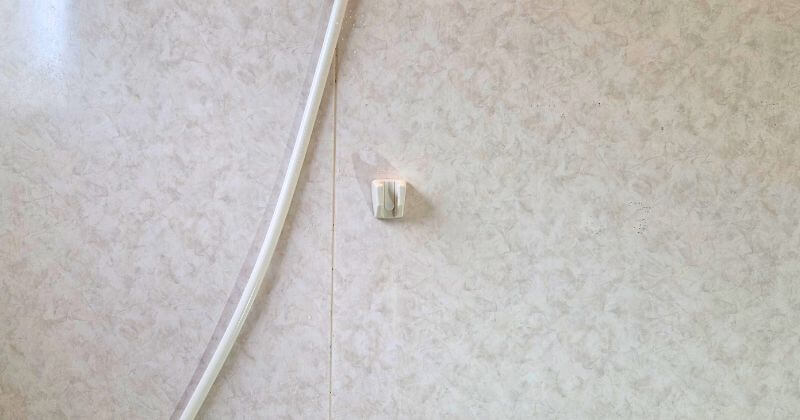 下段側のシャワーフック交換状況