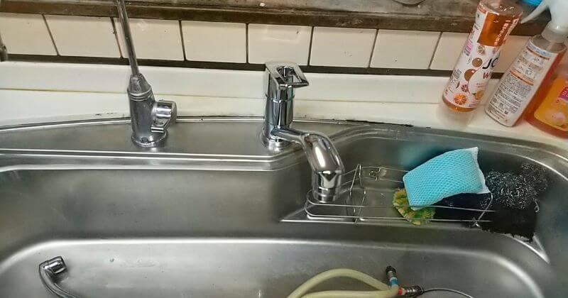 新しい水栓の取付中