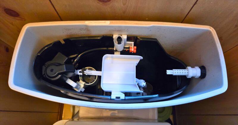 トイレタンクの取付中