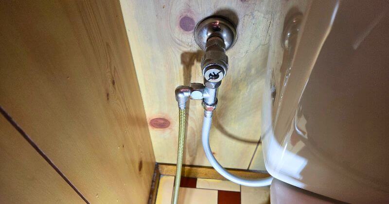 給水ホースと止水栓の接続状態