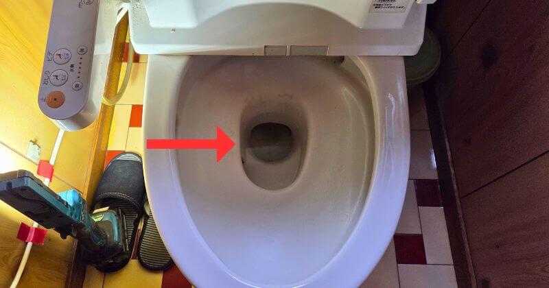 修理前の便器の水溜まり面