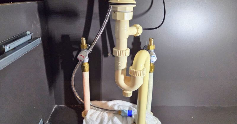 交換中の洗面下