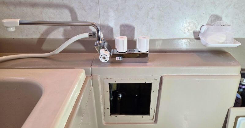 新しい水栓の取付中