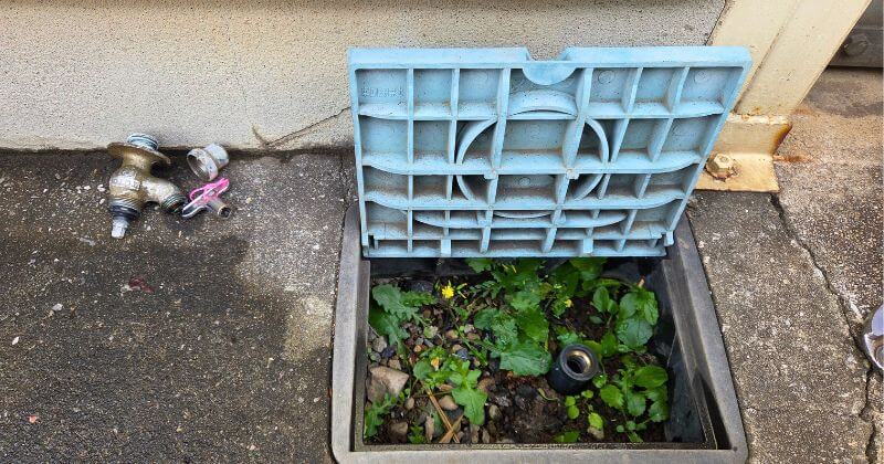 取り外した水栓と散水栓BOX