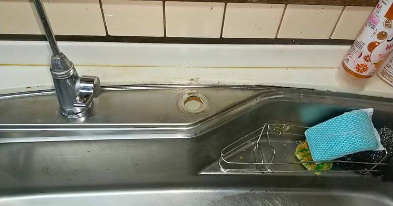 既設の水栓を取り外した状態のカウンター