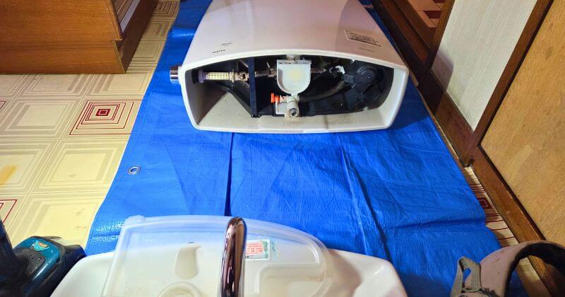 既設のトイレタンクを取り外した状態