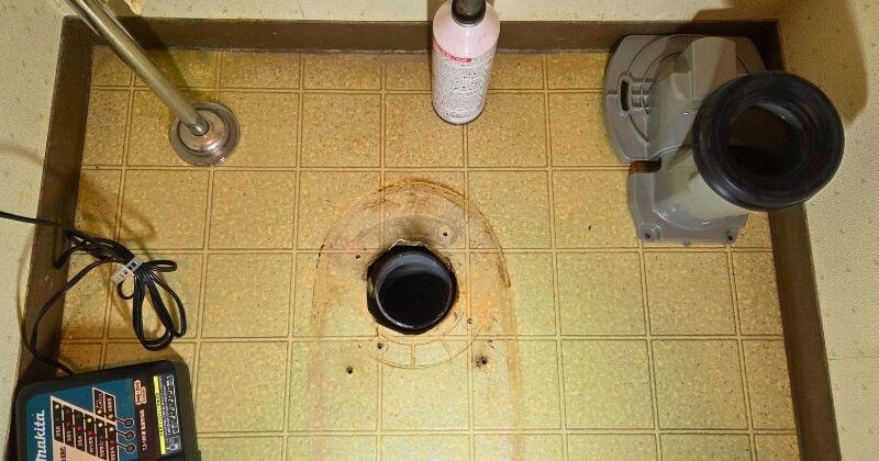 既設の床フランジ金具を取り外した状態