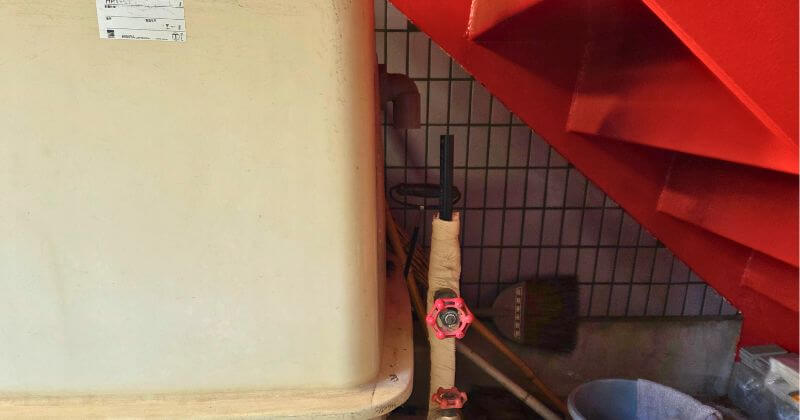 給水管の一部を切り離した状態