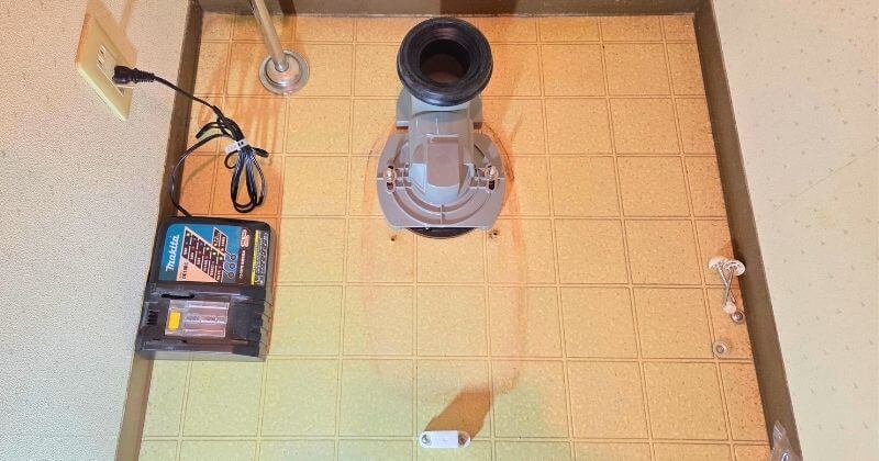 床フランジ金具と便器固定金具を取り付けた状態