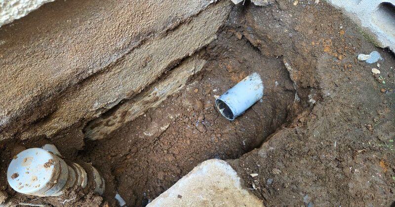 上流側の排水管を切断した状態