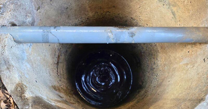 ポンプを撤去した状態の汚水槽