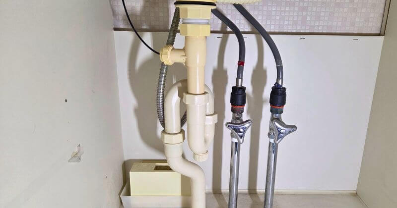 修理前のキャビネット内