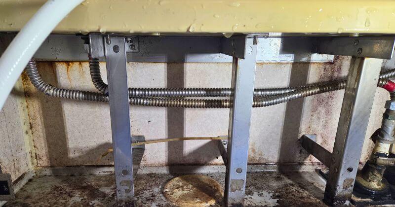 カウンター下の配管状況