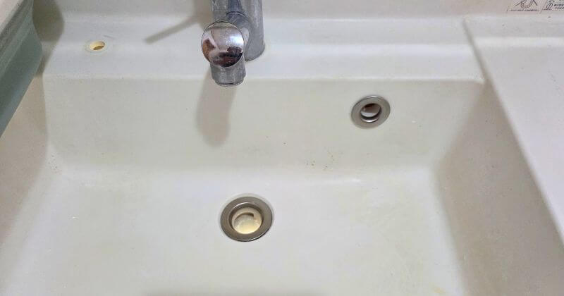 新しい排水栓の取付中