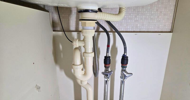 排水金具交換後のキャビネット内