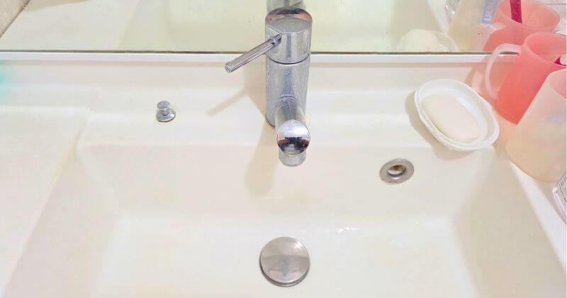 修理前の洗面台