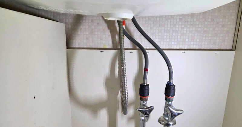 排水金具を取り外した状態のキャビネット内