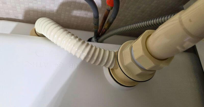 修理前のオーバーフロー管