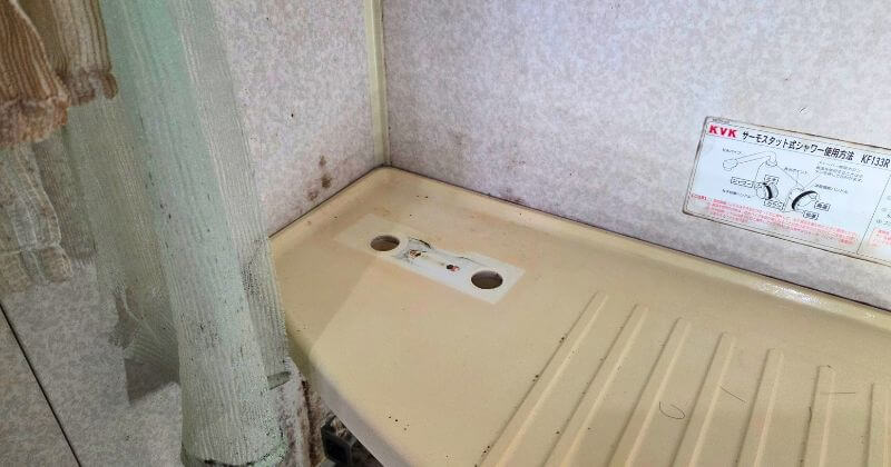 既設の水栓を取り外した状態