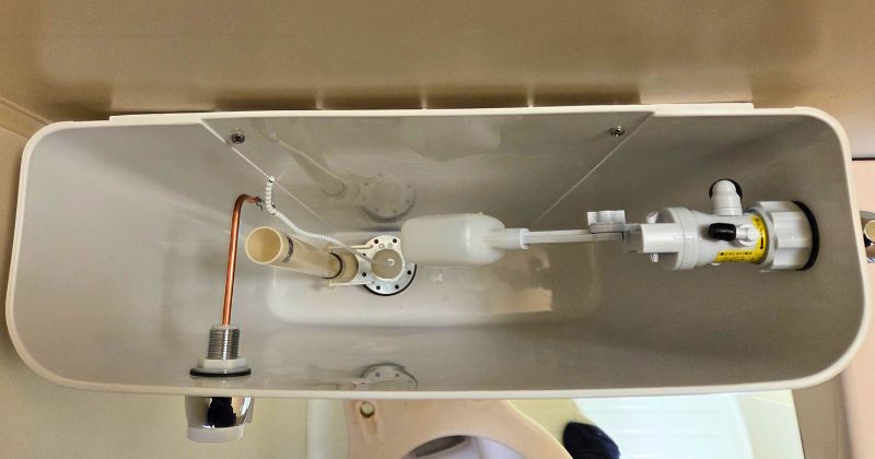 トイレタンク内部金具の取付状況