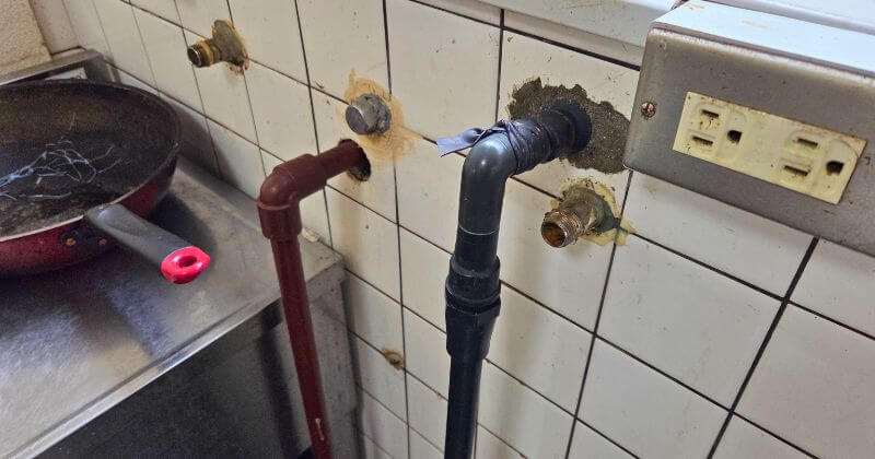 修理前の給水管
