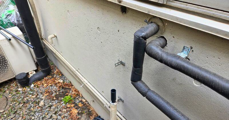 屋外の給水管の一部を切り離した状態