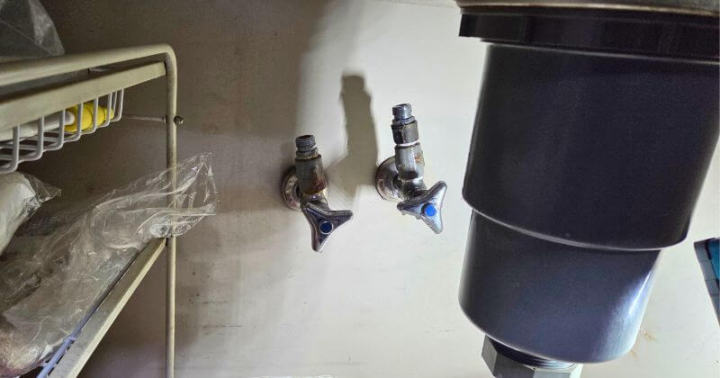 水栓を取り外した状態のシンク下