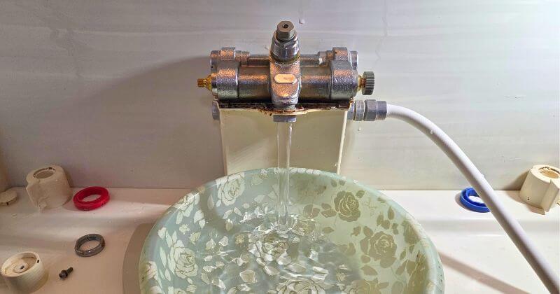 切替カートリッジと止水カートリッジの調整中