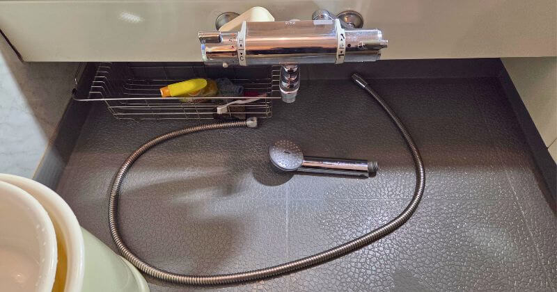 既設のシャワーホースを取り外した状態