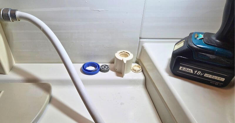 水側のハンドルを取り外した状態