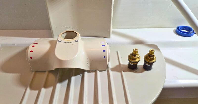 水、湯の止水カートリッジを取り外した状態