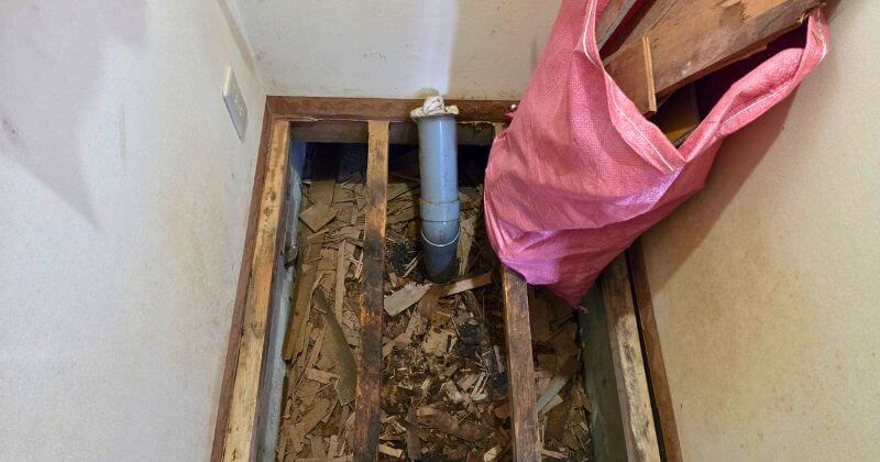 便器を取り外して床を開口した状態