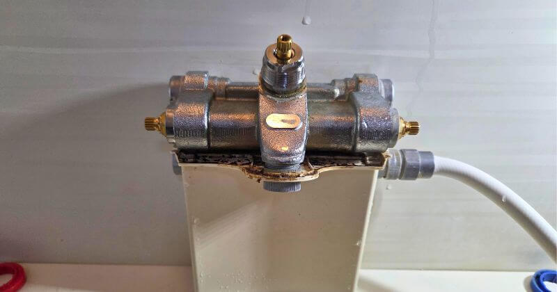 切替カートリッジ、止水カートリッジの交換中