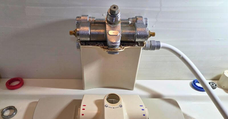 水栓本体のカバーを取り外した状態