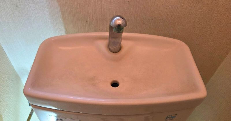 トイレタンクのフタを元通りに取り付けた状態
