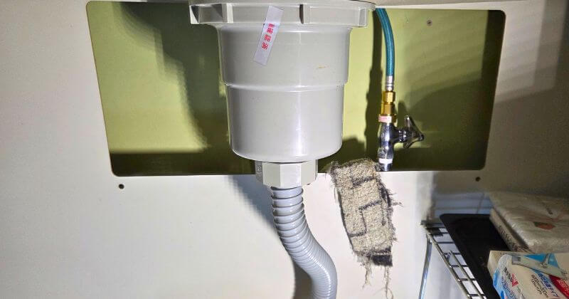 水側の止水栓と給水用ホースを接続した状態