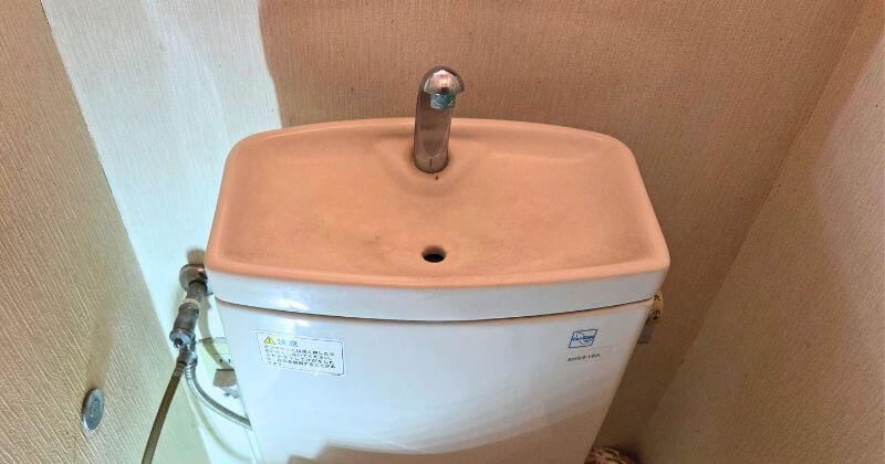 修理前のトイレタンク