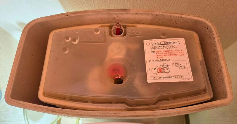 トイレタンクのフタを取り外した状態