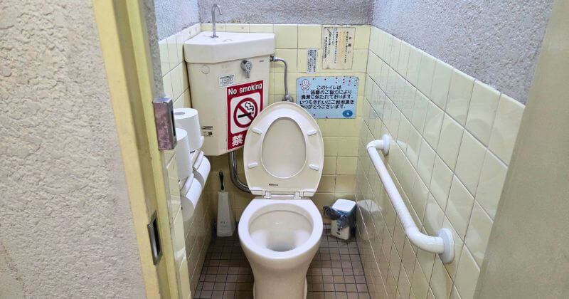 清掃前の女性用トイレ