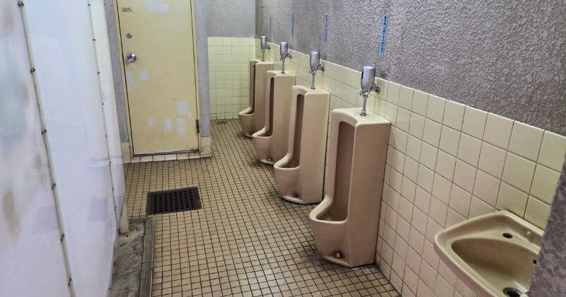 清掃前の小便器
