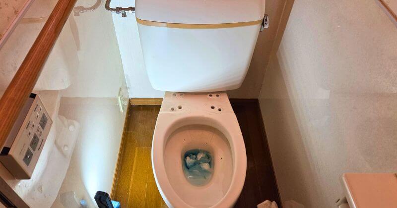 既設のウォシュレットを取り外した状態