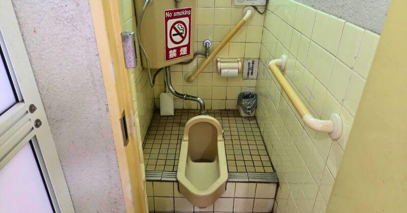 清掃前の男性用トイレ