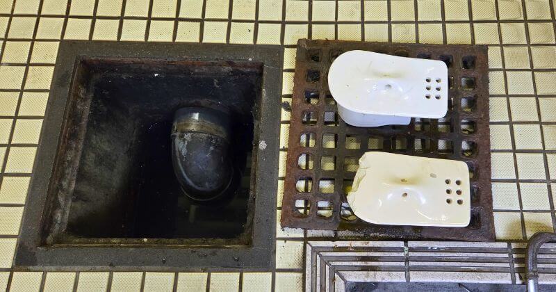 清掃後の汚水桝と小便器のトラップのワン