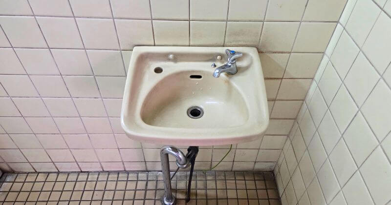 清掃前の手洗い器