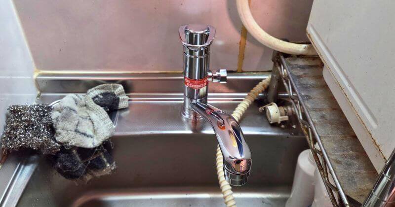 新しい水栓の取付中