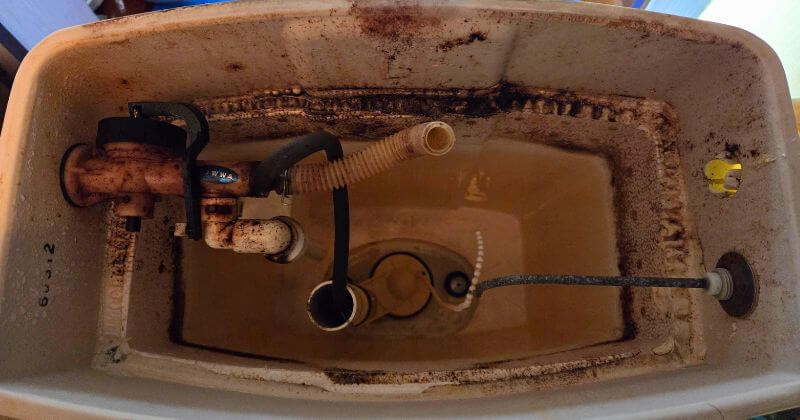水を抜き取った状態のトイレタンク内