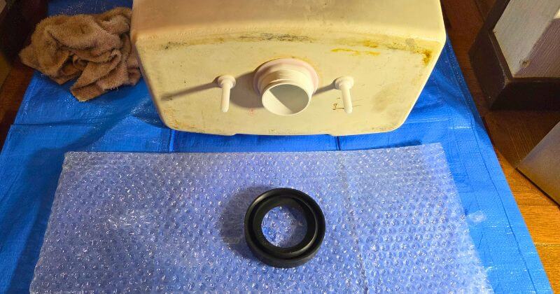 新しいサイフォン管、蜜結ボルトの取付状況