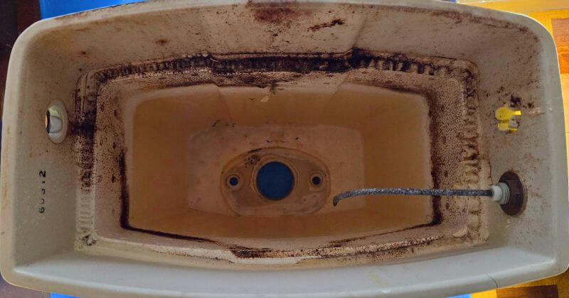 部品を取り外した状態のトイレタンク内