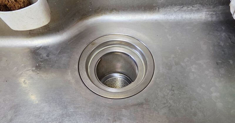 排水トラップの取付中